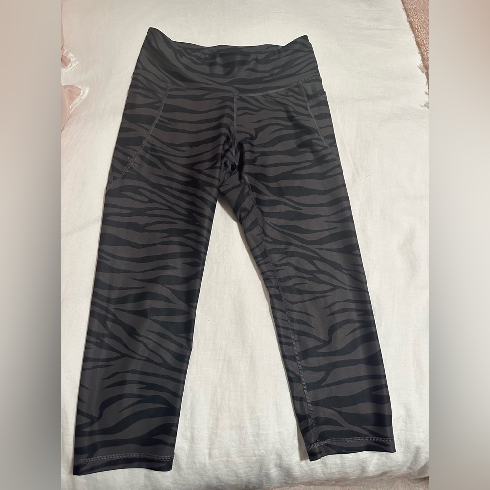 Old navy black and olive green striped 3/4 length leggings